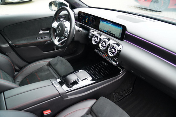 Mercedes-Benz A-Klasse 180 d Business Solution AMG | Panorama | Sfeerverlichting | Camera | Leder/Alcantara | AMG PAKKET | LED |