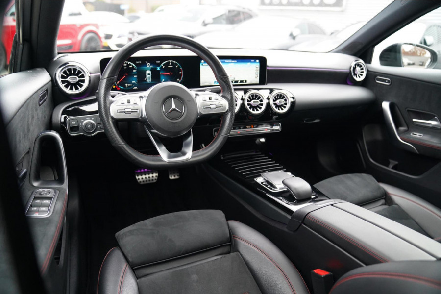 Mercedes-Benz A-Klasse 180 d Business Solution AMG | Panorama | Sfeerverlichting | Camera | Leder/Alcantara | AMG PAKKET | LED |