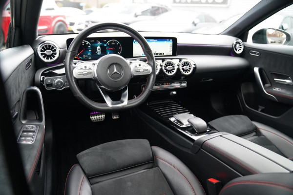 Mercedes-Benz A-Klasse 180 d Business Solution AMG | Panorama | Sfeerverlichting | Camera | Leder/Alcantara | AMG PAKKET | LED |