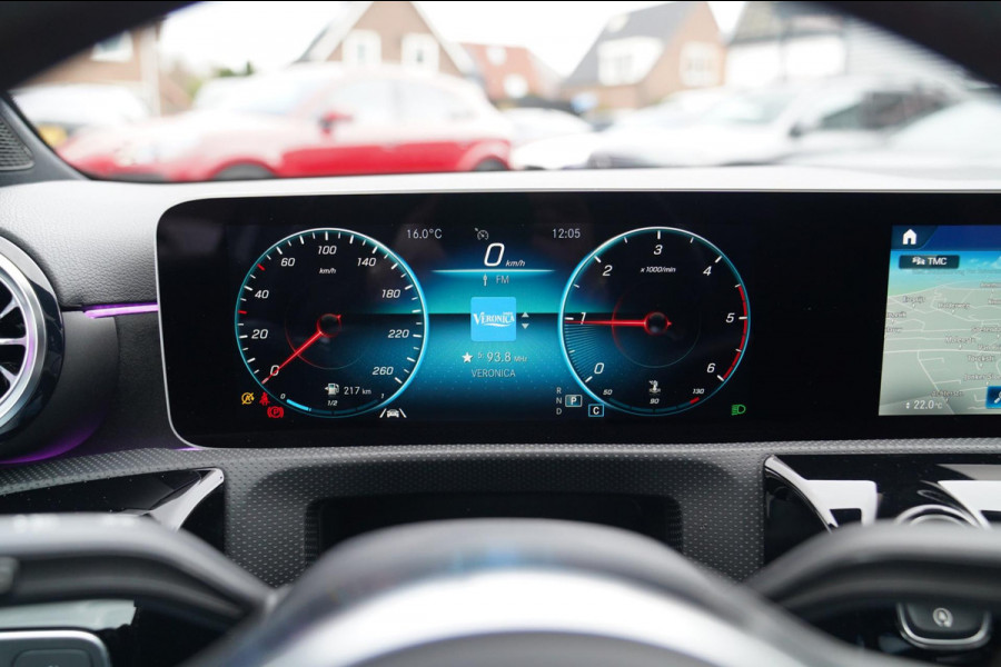 Mercedes-Benz A-Klasse 180 d Business Solution AMG | Panorama | Sfeerverlichting | Camera | Leder/Alcantara | AMG PAKKET | LED |