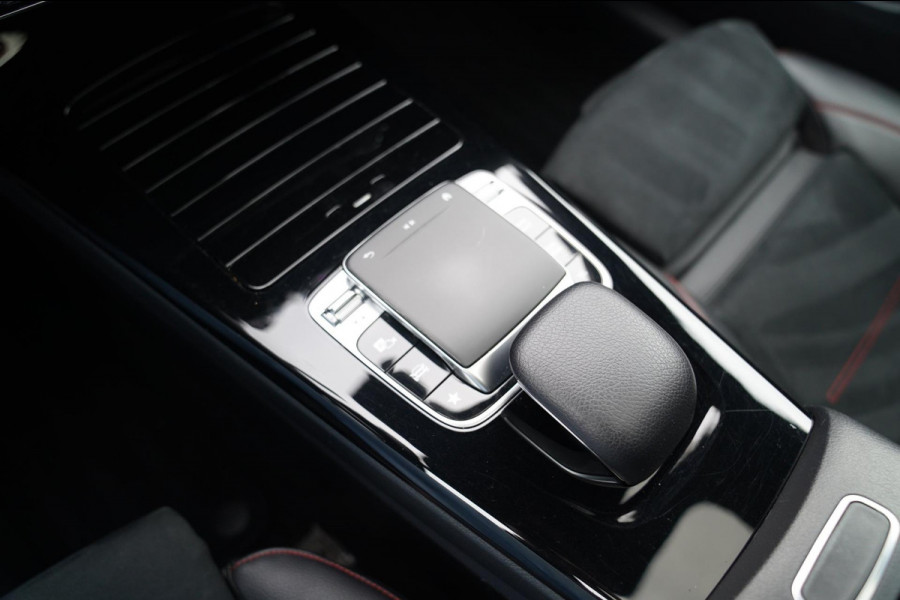 Mercedes-Benz A-Klasse 180 d Business Solution AMG | Panorama | Sfeerverlichting | Camera | Leder/Alcantara | AMG PAKKET | LED |