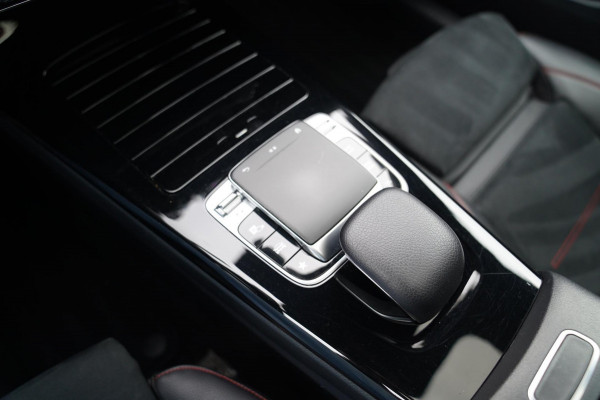 Mercedes-Benz A-Klasse 180 d Business Solution AMG | Panorama | Sfeerverlichting | Camera | Leder/Alcantara | AMG PAKKET | LED |