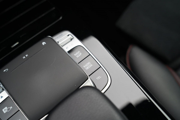 Mercedes-Benz A-Klasse 180 d Business Solution AMG | Panorama | Sfeerverlichting | Camera | Leder/Alcantara | AMG PAKKET | LED |