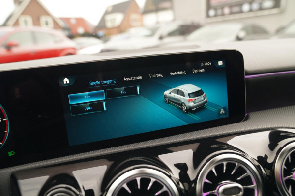 Mercedes-Benz A-Klasse 180 d Business Solution AMG | Panorama | Sfeerverlichting | Camera | Leder/Alcantara | AMG PAKKET | LED |