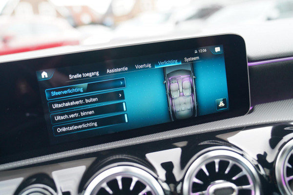Mercedes-Benz A-Klasse 180 d Business Solution AMG | Panorama | Sfeerverlichting | Camera | Leder/Alcantara | AMG PAKKET | LED |