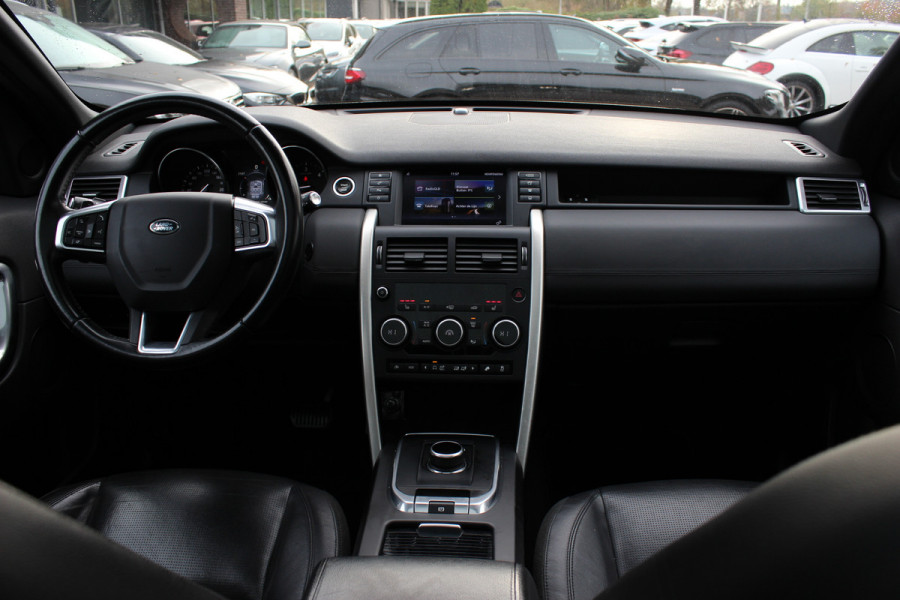 Land Rover Discovery Sport 2.0 TD4 HSE / Trekhaak / Panoramadak / Camera / Leder / 18'' / Keyless / Navigatie / Stoelverwarming / Xenon / Cruise Control