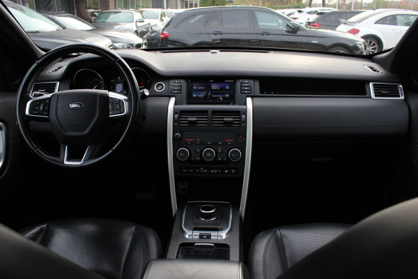 Land Rover Discovery Sport 2.0 TD4 HSE / Trekhaak / Panoramadak / Camera / Leder / 18'' / Keyless / Navigatie / Stoelverwarming / Xenon / Cruise Control