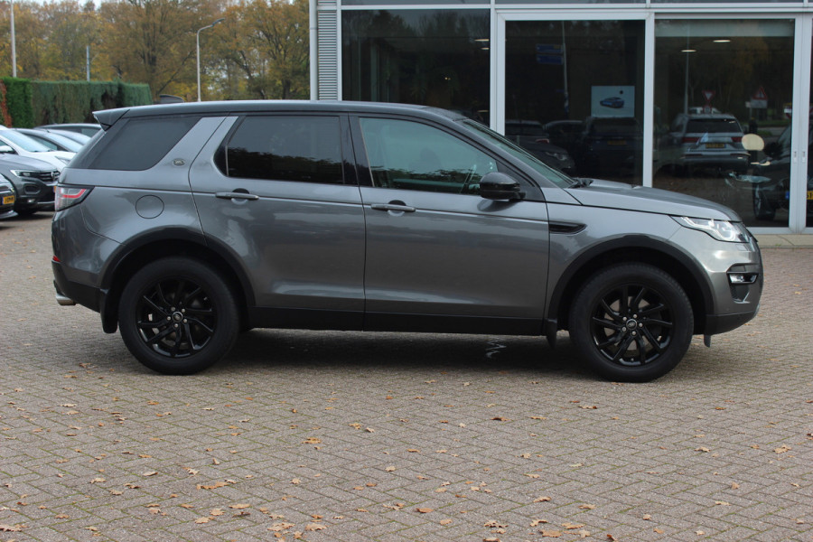 Land Rover Discovery Sport 2.0 TD4 HSE / Trekhaak / Panoramadak / Camera / Leder / 18'' / Keyless / Navigatie / Stoelverwarming / Xenon / Cruise Control