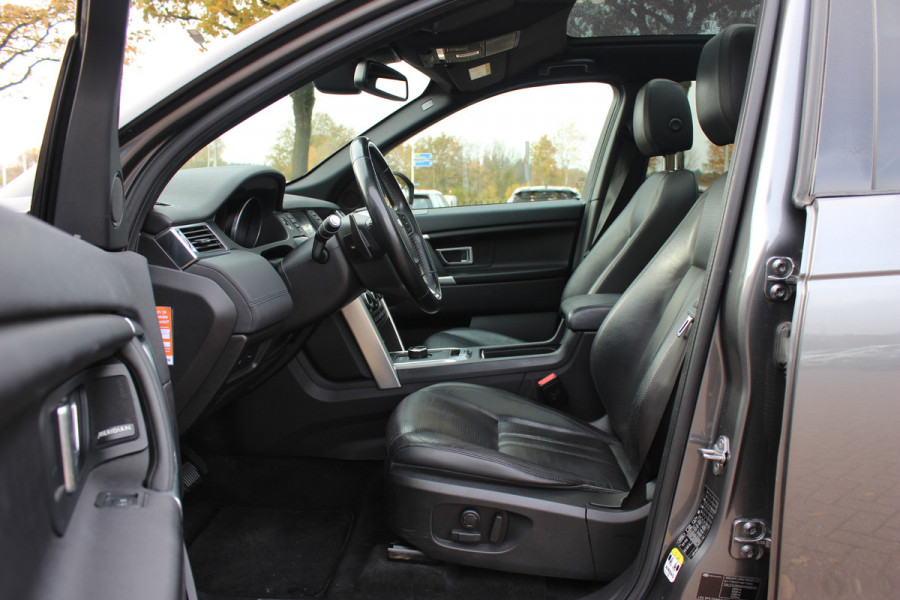 Land Rover Discovery Sport 2.0 TD4 HSE / Trekhaak / Panoramadak / Camera / Leder / 18'' / Keyless / Navigatie / Stoelverwarming / Xenon / Cruise Control