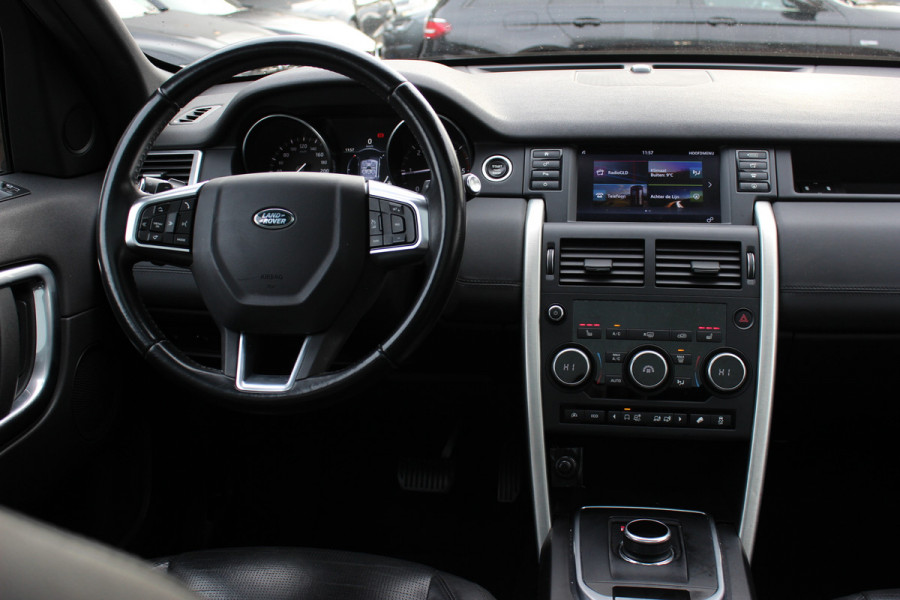 Land Rover Discovery Sport 2.0 TD4 HSE / Trekhaak / Panoramadak / Camera / Leder / 18'' / Keyless / Navigatie / Stoelverwarming / Xenon / Cruise Control