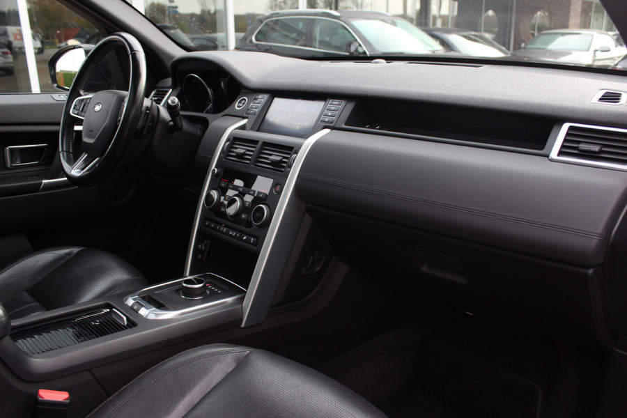 Land Rover Discovery Sport 2.0 TD4 HSE / Trekhaak / Panoramadak / Camera / Leder / 18'' / Keyless / Navigatie / Stoelverwarming / Xenon / Cruise Control