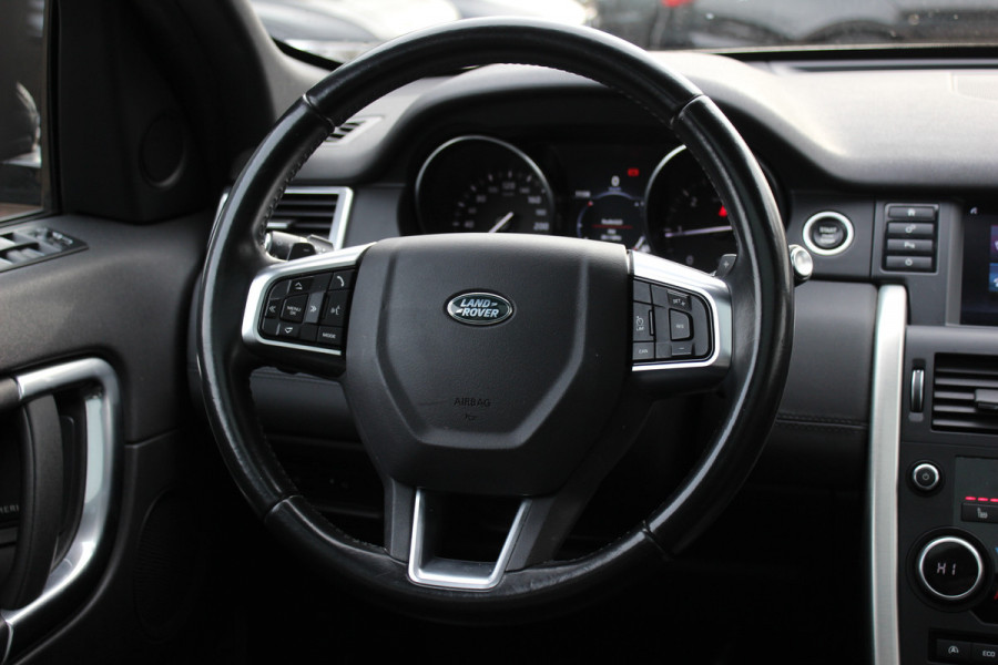 Land Rover Discovery Sport 2.0 TD4 HSE / Trekhaak / Panoramadak / Camera / Leder / 18'' / Keyless / Navigatie / Stoelverwarming / Xenon / Cruise Control