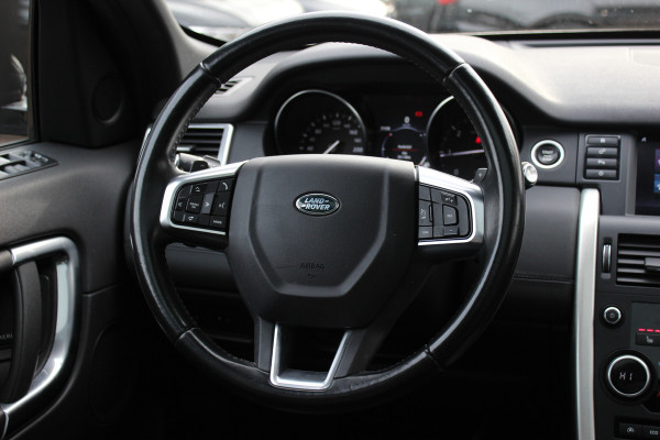 Land Rover Discovery Sport 2.0 TD4 HSE / Trekhaak / Panoramadak / Camera / Leder / 18'' / Keyless / Navigatie / Stoelverwarming / Xenon / Cruise Control