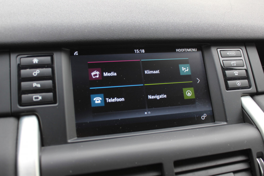 Land Rover Discovery Sport 2.0 TD4 HSE / Trekhaak / Panoramadak / Camera / Leder / 18'' / Keyless / Navigatie / Stoelverwarming / Xenon / Cruise Control