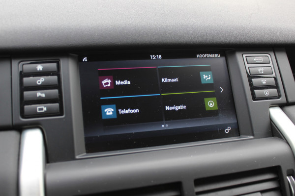 Land Rover Discovery Sport 2.0 TD4 HSE / Trekhaak / Panoramadak / Camera / Leder / 18'' / Keyless / Navigatie / Stoelverwarming / Xenon / Cruise Control