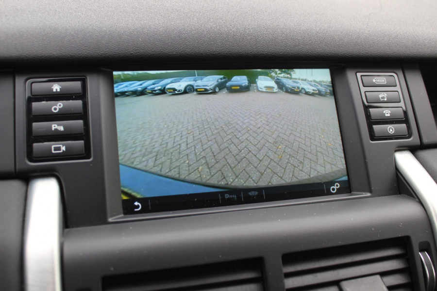 Land Rover Discovery Sport 2.0 TD4 HSE / Trekhaak / Panoramadak / Camera / Leder / 18'' / Keyless / Navigatie / Stoelverwarming / Xenon / Cruise Control