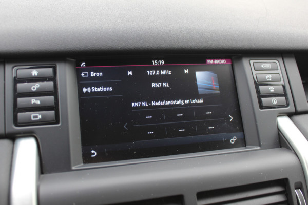 Land Rover Discovery Sport 2.0 TD4 HSE / Trekhaak / Panoramadak / Camera / Leder / 18'' / Keyless / Navigatie / Stoelverwarming / Xenon / Cruise Control