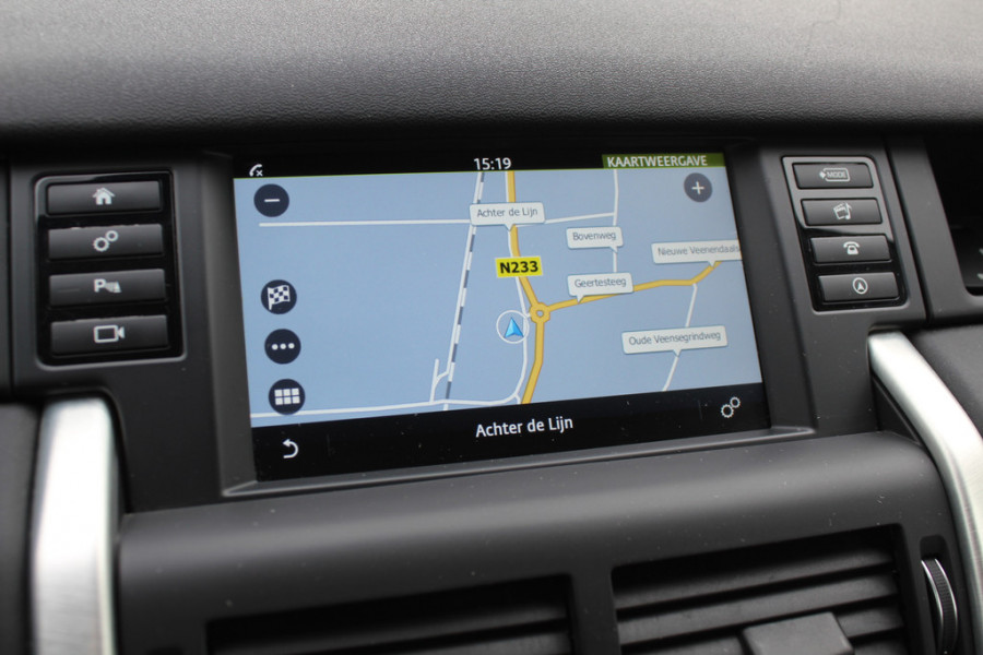 Land Rover Discovery Sport 2.0 TD4 HSE / Trekhaak / Panoramadak / Camera / Leder / 18'' / Keyless / Navigatie / Stoelverwarming / Xenon / Cruise Control