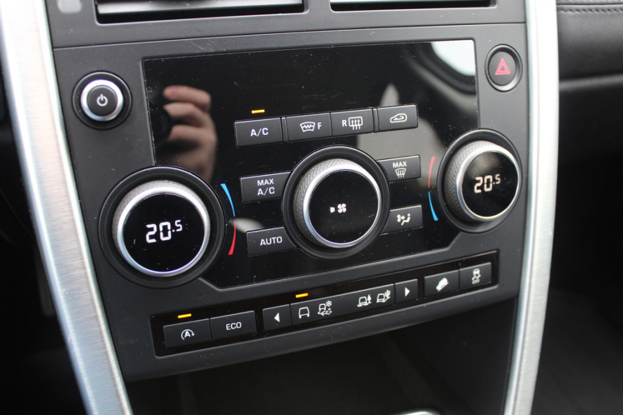 Land Rover Discovery Sport 2.0 TD4 HSE / Trekhaak / Panoramadak / Camera / Leder / 18'' / Keyless / Navigatie / Stoelverwarming / Xenon / Cruise Control