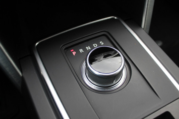 Land Rover Discovery Sport 2.0 TD4 HSE / Trekhaak / Panoramadak / Camera / Leder / 18'' / Keyless / Navigatie / Stoelverwarming / Xenon / Cruise Control