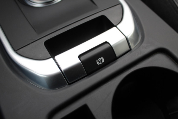 Land Rover Discovery Sport 2.0 TD4 HSE / Trekhaak / Panoramadak / Camera / Leder / 18'' / Keyless / Navigatie / Stoelverwarming / Xenon / Cruise Control