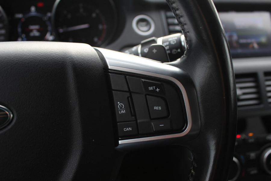 Land Rover Discovery Sport 2.0 TD4 HSE / Trekhaak / Panoramadak / Camera / Leder / 18'' / Keyless / Navigatie / Stoelverwarming / Xenon / Cruise Control