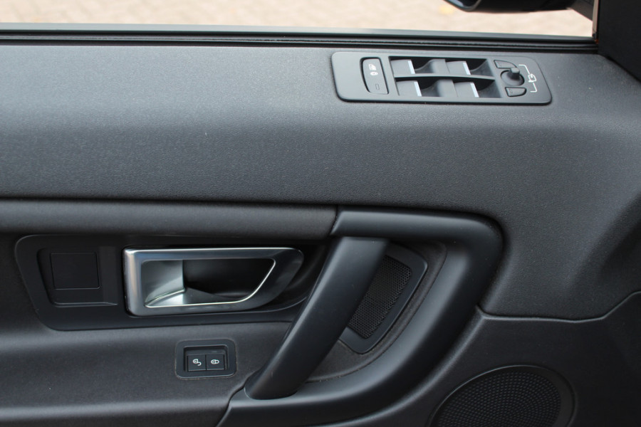 Land Rover Discovery Sport 2.0 TD4 HSE / Trekhaak / Panoramadak / Camera / Leder / 18'' / Keyless / Navigatie / Stoelverwarming / Xenon / Cruise Control