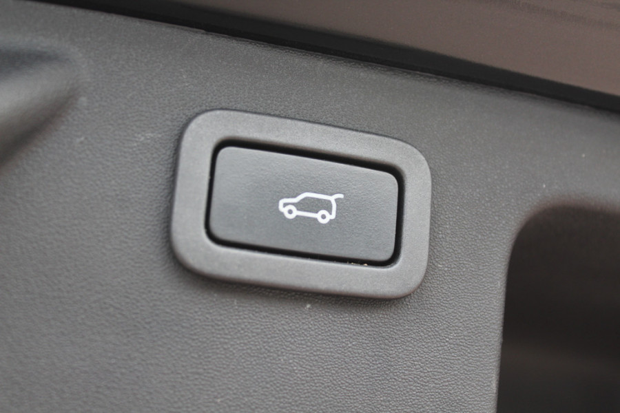 Land Rover Discovery Sport 2.0 TD4 HSE / Trekhaak / Panoramadak / Camera / Leder / 18'' / Keyless / Navigatie / Stoelverwarming / Xenon / Cruise Control