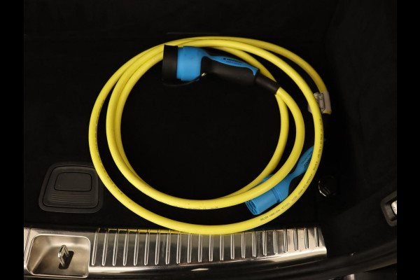 Mercedes-Benz C-Klasse 300e AMG Limited | Panoramadak | 360 Camera | Stoelverwarming | Carplay | Matrix LED | Leder/Alcantara | Navigatie | Park Assist | Sfeerverlichting | PHEV | Plug In