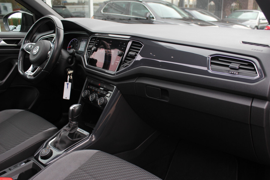 Volkswagen T-Roc 2.0 TSI 4Motion Sport 3x R-line / Panoramadak / CarPlay / Parkeerhulp V+A / 18'' / Stoelverwarming / Dodehoek / ACC
