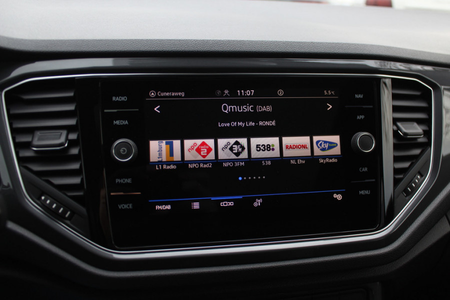 Volkswagen T-Roc 2.0 TSI 4Motion Sport 3x R-line / Panoramadak / CarPlay / Parkeerhulp V+A / 18'' / Stoelverwarming / Dodehoek / ACC