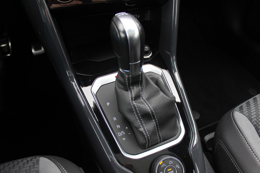 Volkswagen T-Roc 2.0 TSI 4Motion Sport 3x R-line / Panoramadak / CarPlay / Parkeerhulp V+A / 18'' / Stoelverwarming / Dodehoek / ACC