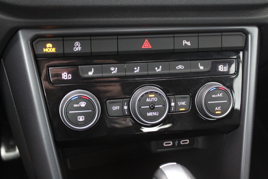Volkswagen T-Roc 2.0 TSI 4Motion Sport 3x R-line / Panoramadak / CarPlay / Parkeerhulp V+A / 18'' / Stoelverwarming / Dodehoek / ACC