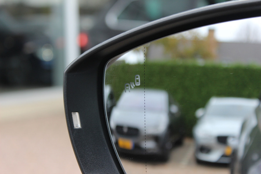 Volkswagen T-Roc 2.0 TSI 4Motion Sport 3x R-line / Panoramadak / CarPlay / Parkeerhulp V+A / 18'' / Stoelverwarming / Dodehoek / ACC