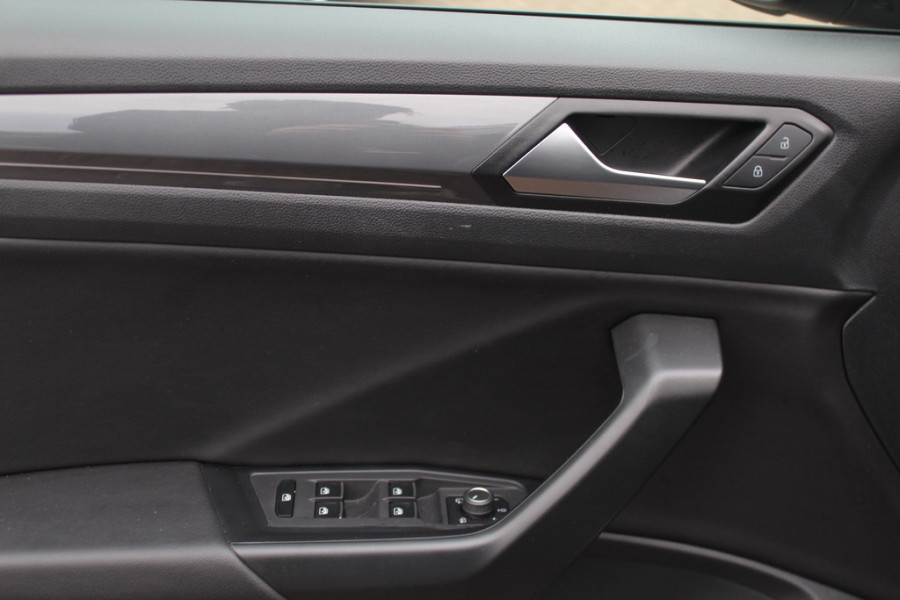 Volkswagen T-Roc 2.0 TSI 4Motion Sport 3x R-line / Panoramadak / CarPlay / Parkeerhulp V+A / 18'' / Stoelverwarming / Dodehoek / ACC