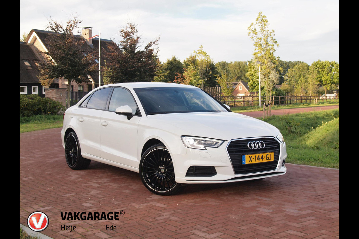 Audi A3 Limousine 35 TFSI CoD Pro Line | 19 Inch | Navigatie | Privacy glas |