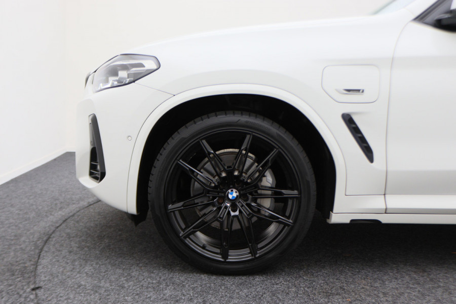 BMW X3 xDrive30e High Executive M-pakket Leer, Stoelverwarming, Camera, Cruise, Apple Carplay, LED, DAB, 21''