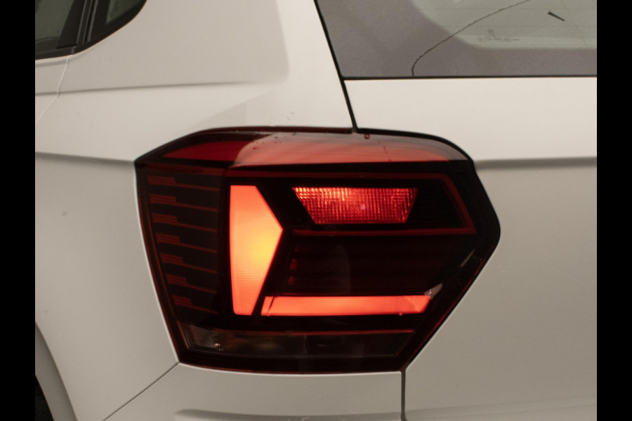 Volkswagen Polo 1.0 TSI Sport (APPLE CARPLAY,NAVI,CRUISE,PDC,CAMERA,SPORTSTOELEN,GETINT,CLIMATE,NETTESTAAT)