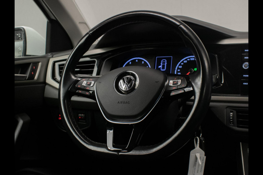 Volkswagen Polo 1.0 TSI Sport (APPLE CARPLAY,NAVI,CRUISE,PDC,CAMERA,SPORTSTOELEN,GETINT,CLIMATE,NETTESTAAT)