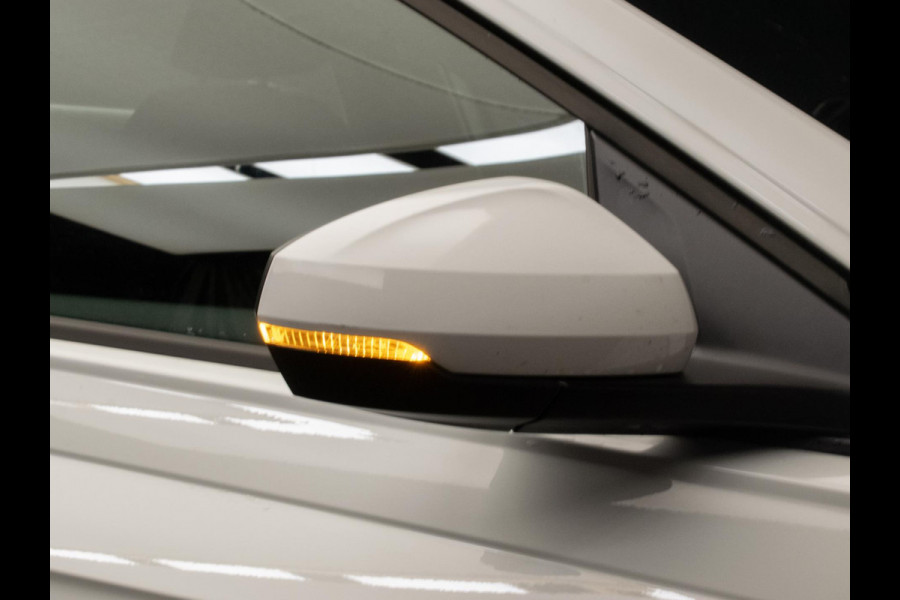 Volkswagen Polo 1.0 TSI Sport (APPLE CARPLAY,NAVI,CRUISE,PDC,CAMERA,SPORTSTOELEN,GETINT,CLIMATE,NETTESTAAT)