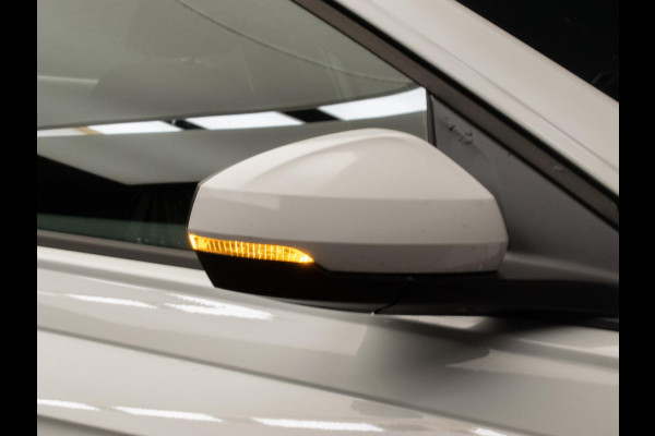 Volkswagen Polo 1.0 TSI Sport (APPLE CARPLAY,NAVI,CRUISE,PDC,CAMERA,SPORTSTOELEN,GETINT,CLIMATE,NETTESTAAT)