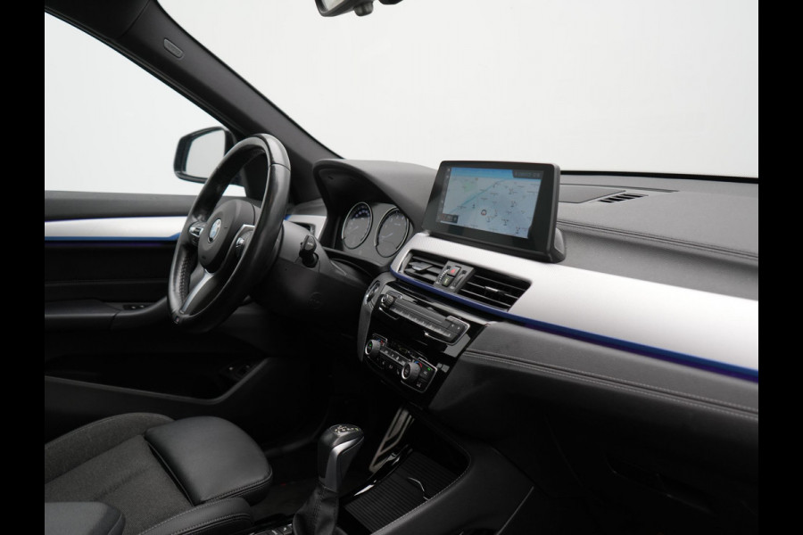 BMW X1 xDrive25e M Sport Plug In Hybrid Storm Bay Metallic 221pk Dealer O.H. PHEV | Panodak | Head Up | Adaptive Cruise | Camera | Stoelen & Stuur Verwarmd | Sfeerverlichting | Keyless | Navigatie | 19"L.M | DAB |