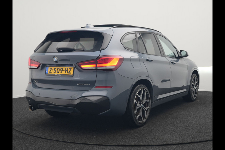 BMW X1 xDrive25e M Sport Plug In Hybrid Storm Bay Metallic 221pk Dealer O.H. PHEV | Panodak | Head Up | Adaptive Cruise | Camera | Stoelen & Stuur Verwarmd | Sfeerverlichting | Keyless | Navigatie | 19"L.M | DAB |