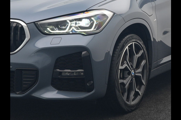 BMW X1 xDrive25e M Sport Plug In Hybrid Storm Bay Metallic 221pk Dealer O.H. PHEV | Panodak | Head Up | Adaptive Cruise | Camera | Stoelen & Stuur Verwarmd | Sfeerverlichting | Keyless | Navigatie | 19"L.M | DAB |