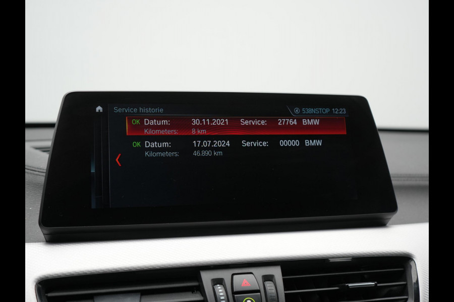 BMW X1 xDrive25e M Sport Plug In Hybrid Storm Bay Metallic 221pk Dealer O.H. PHEV | Panodak | Head Up | Adaptive Cruise | Camera | Stoelen & Stuur Verwarmd | Sfeerverlichting | Keyless | Navigatie | 19"L.M | DAB |