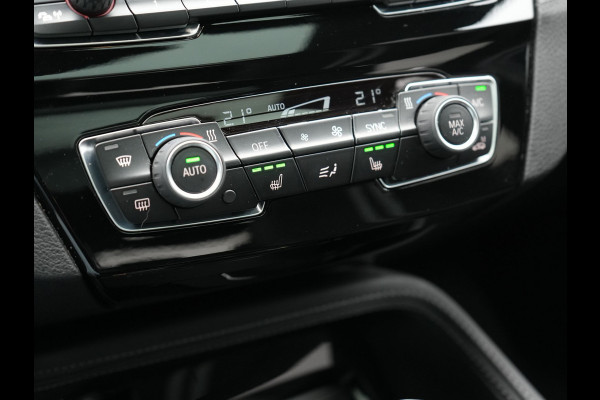 BMW X1 xDrive25e M Sport Plug In Hybrid Storm Bay Metallic 221pk Dealer O.H. PHEV | Panodak | Head Up | Adaptive Cruise | Camera | Stoelen & Stuur Verwarmd | Sfeerverlichting | Keyless | Navigatie | 19"L.M | DAB |