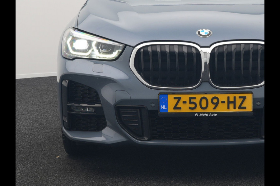BMW X1 xDrive25e M Sport Plug In Hybrid Storm Bay Metallic 221pk Dealer O.H. PHEV | Panodak | Head Up | Adaptive Cruise | Camera | Stoelen & Stuur Verwarmd | Sfeerverlichting | Keyless | Navigatie | 19"L.M | DAB |