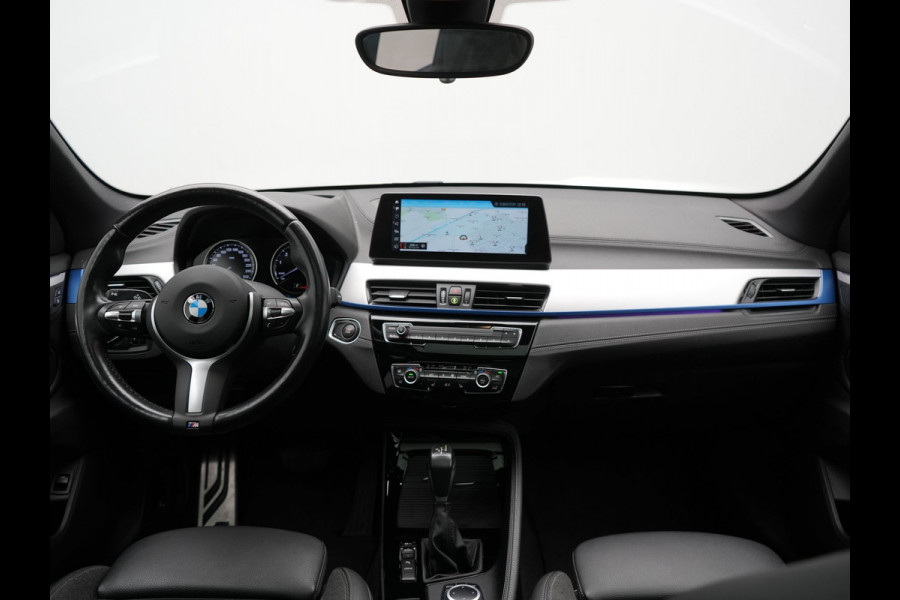 BMW X1 xDrive25e M Sport Plug In Hybrid Storm Bay Metallic 221pk Dealer O.H. PHEV | Panodak | Head Up | Adaptive Cruise | Camera | Stoelen & Stuur Verwarmd | Sfeerverlichting | Keyless | Navigatie | 19"L.M | DAB |