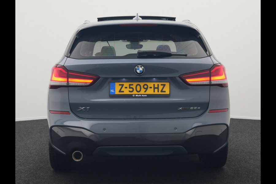BMW X1 xDrive25e M Sport Plug In Hybrid Storm Bay Metallic 221pk Dealer O.H. PHEV | Panodak | Head Up | Adaptive Cruise | Camera | Stoelen & Stuur Verwarmd | Sfeerverlichting | Keyless | Navigatie | 19"L.M | DAB |