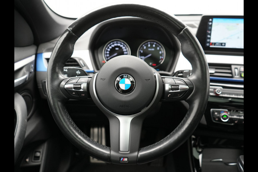 BMW X1 xDrive25e M Sport Plug In Hybrid Storm Bay Metallic 221pk Dealer O.H. PHEV | Panodak | Head Up | Adaptive Cruise | Camera | Stoelen & Stuur Verwarmd | Sfeerverlichting | Keyless | Navigatie | 19"L.M | DAB |